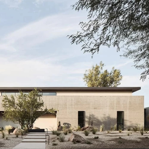 Ngôi nhà có sân trong hiện đại kiểu dáng đẹp này tôn vinh phong cảnh sa mạc Arizona